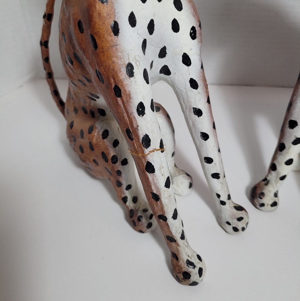 Pair of Regal Cheetah Statues RARE repaired - Picture 6 of 14